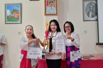 PENYERAHAN PIALA DAN HADIAH LOMBA PERPUSTAKAAN TINGKAT KABUPATEN