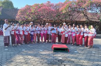 Penyerahan Piala dan Piagam Juara Renang dan Lomba Perpustakaan di Hari Kemerdekaan