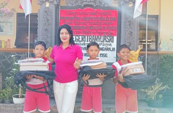 Penyerahan Bantuan Seragam Dari Dinas Kepada Siswa Tidak Mampu