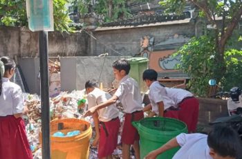 Pemilahan Sampah sebagai salah satu kegiatan Kader Adiwiyata